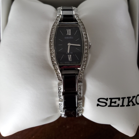 seiko analog quartz solar watch